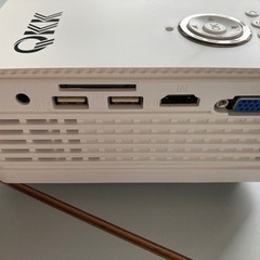 プロジェクター　小型　(スクリーンもあります)の画像