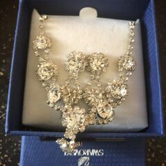 SWAROVSKIのピアスとネックレスのセットの画像
