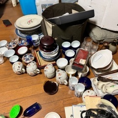 食器など大量に。基本出来るだけ引き取って頂ける方へ。