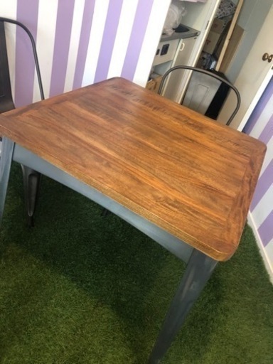 マンゴーの木のテーブル