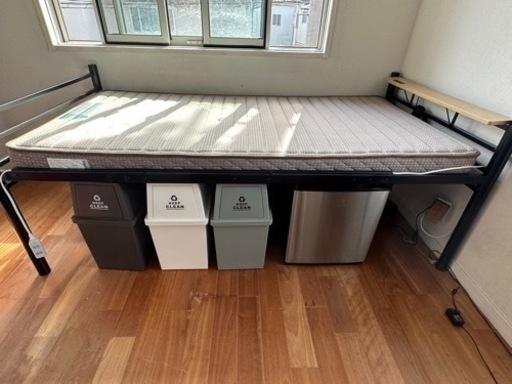 シングルベッド　ゴミ箱のおまけ付き