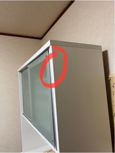 白いシンプルなキッチンボード