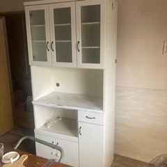 白い食器棚