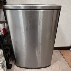 大きめのゴミ箱の画像