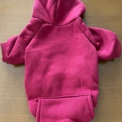 フード付き犬の洋服の画像