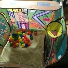 子供　滑り台、椅子、ボールプールの画像