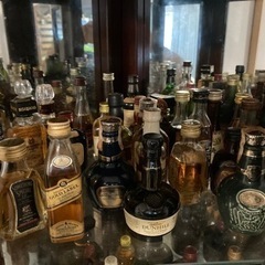 飾り棚とウイスキーミニボトル山崎、響など多数！の画像