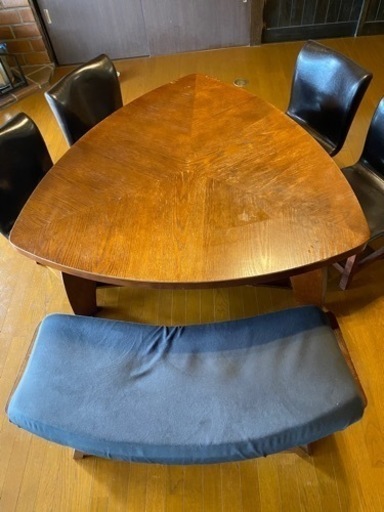 三角形の天板が個性的なダイニングセット