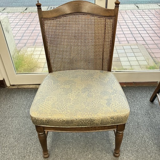 【売ります】【K4128】 中古 karimoku カリモク 木製ダイニングチェア 4?3010 2 GRAND COLONIAL YORK TOWN 椅子 カントリー アンティーク カフェ 飾り台