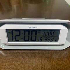【ほぼ未使用】リズム(RHYTHM) 目覚まし時計 電波時計 デジタル ホワイト 7.2x18.3x6.4cm の画像