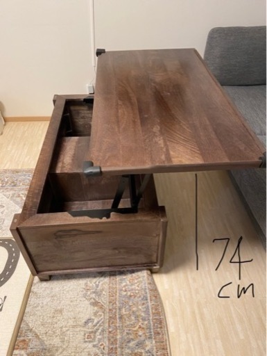 天板が昇降するセンターテーブルです