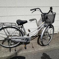 買ってまだ1年経ってません！シルバーの綺麗な自転車です