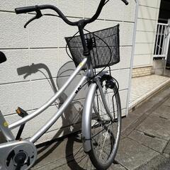 買ってまだ1年経ってません！シルバーの綺麗な自転車ですの画像