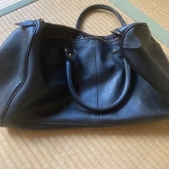 黒革のシンプルなボストンバッグの画像