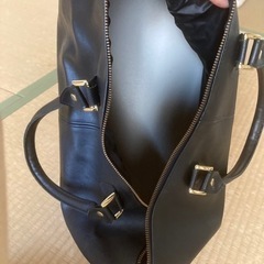 黒革のシンプルなボストンバッグの画像