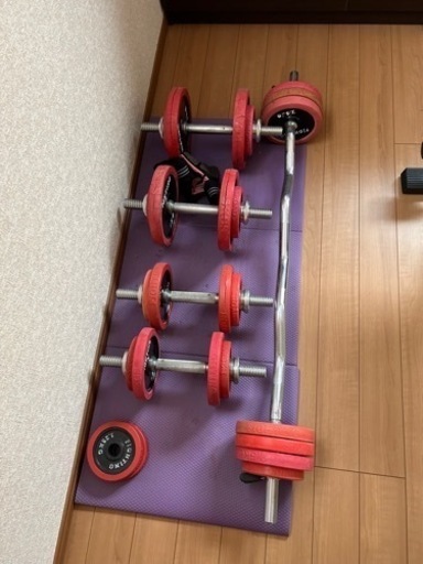 ダンベルとトレーニングチェア