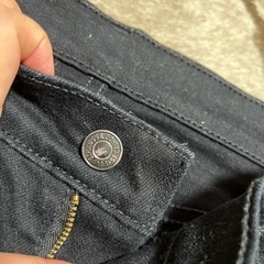 丈短めリーバイスブラックデニムの画像