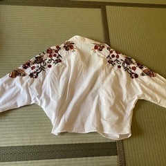 ZARA 刺繍入りシャツ　XSサイズ　おしゃれの画像