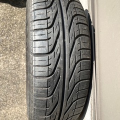 古いタイヤ　一個の画像