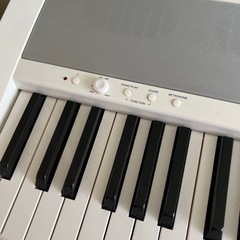 最終値下げ！美品コルグ 電子ピアノ B1 ホワイト 2015年製、ダンパーペダルの画像