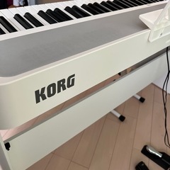 最終値下げ！美品コルグ 電子ピアノ B1 ホワイト 2015年製、ダンパーペダルの画像