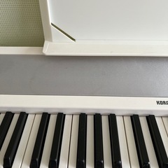 最終値下げ！美品コルグ 電子ピアノ B1 ホワイト 2015年製、ダンパーペダルの画像