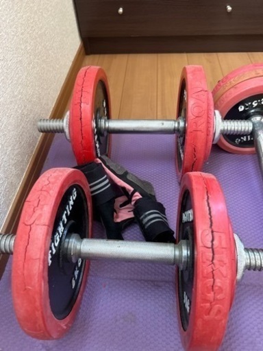 ダンベルとトレーニングチェア