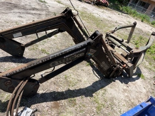 フロントローダと丸形ベールグリッパ alo quicke q920