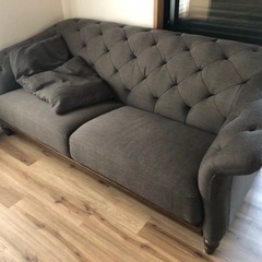 取引中　グレーのソファ　ファブリックの画像