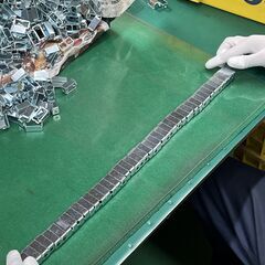 「選別作業」プレス加工で量産したプレス製品（油、バリを除去した製品）の汚れやキズのチェック、組立などの軽作業の画像