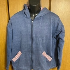 フード付き紺のパーカー 色褪せあり