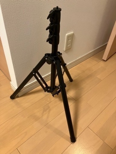 プロジェクター用の三脚