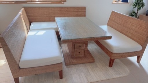 アジアンダイニングテーブルとソファー