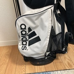 adidasのメンズ用ゴルフバッグの画像