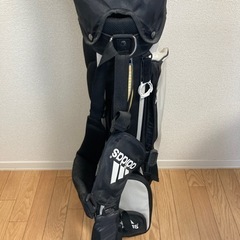 adidasのメンズ用ゴルフバッグの画像