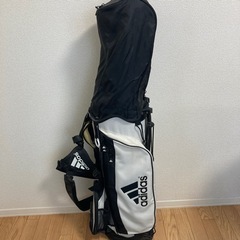 adidasのメンズ用ゴルフバッグの画像