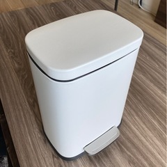 フタ付きゴミ箱（ニトリ）