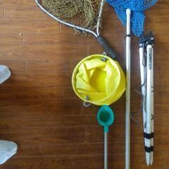 釣り道具、竿立て、網の画像