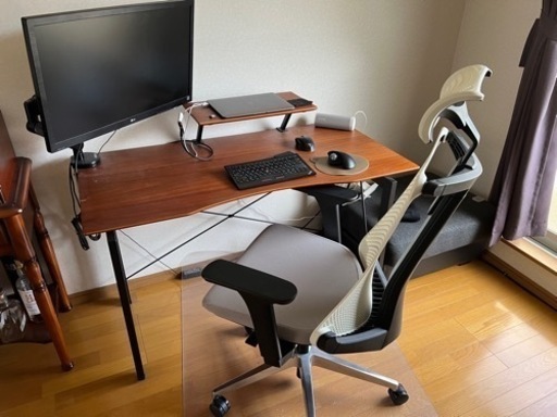 デスクと椅子(オフィスチェア)