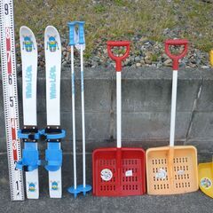 決定しました。【キッズ用】スノースコップ3本、スキー板、ストック...