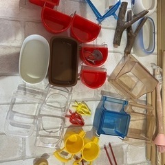 【中古品】インコ 飼育 大量セット ヒーター バードテント おもちゃ ブランコ 給餌器餌入れ 小鳥 野鳥 吊り下げ ぶら下げ 餌入れ 蓋付の画像