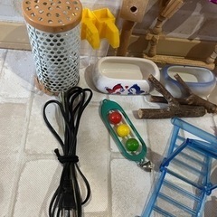 【中古品】インコ 飼育 大量セット ヒーター バードテント おもちゃ ブランコ 給餌器餌入れ 小鳥 野鳥 吊り下げ ぶら下げ 餌入れ 蓋付の画像