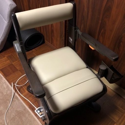 家具調介護トイレ　座楽はねあげ