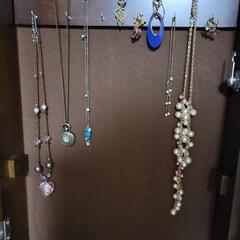 シックな鍵付きジュエリーケースとジュエリーの画像