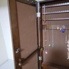 シックな鍵付きジュエリーケースとジュエリーの画像