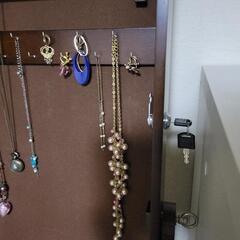 シックな鍵付きジュエリーケースとジュエリーの画像