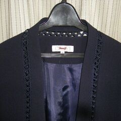 ミセスの　オーソドックスなスーツ　紺色　前ボタンなしの画像