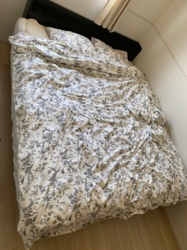 急募ですQUEENサイズベッド(寝具、マットレス込み)