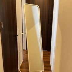 IKEAの全身ミラー　の画像