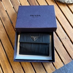PRADA二つ折り財布